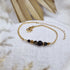 Armband aus Räuchereiche mit Holzperle und goldfarbenen Edelstahlelementen