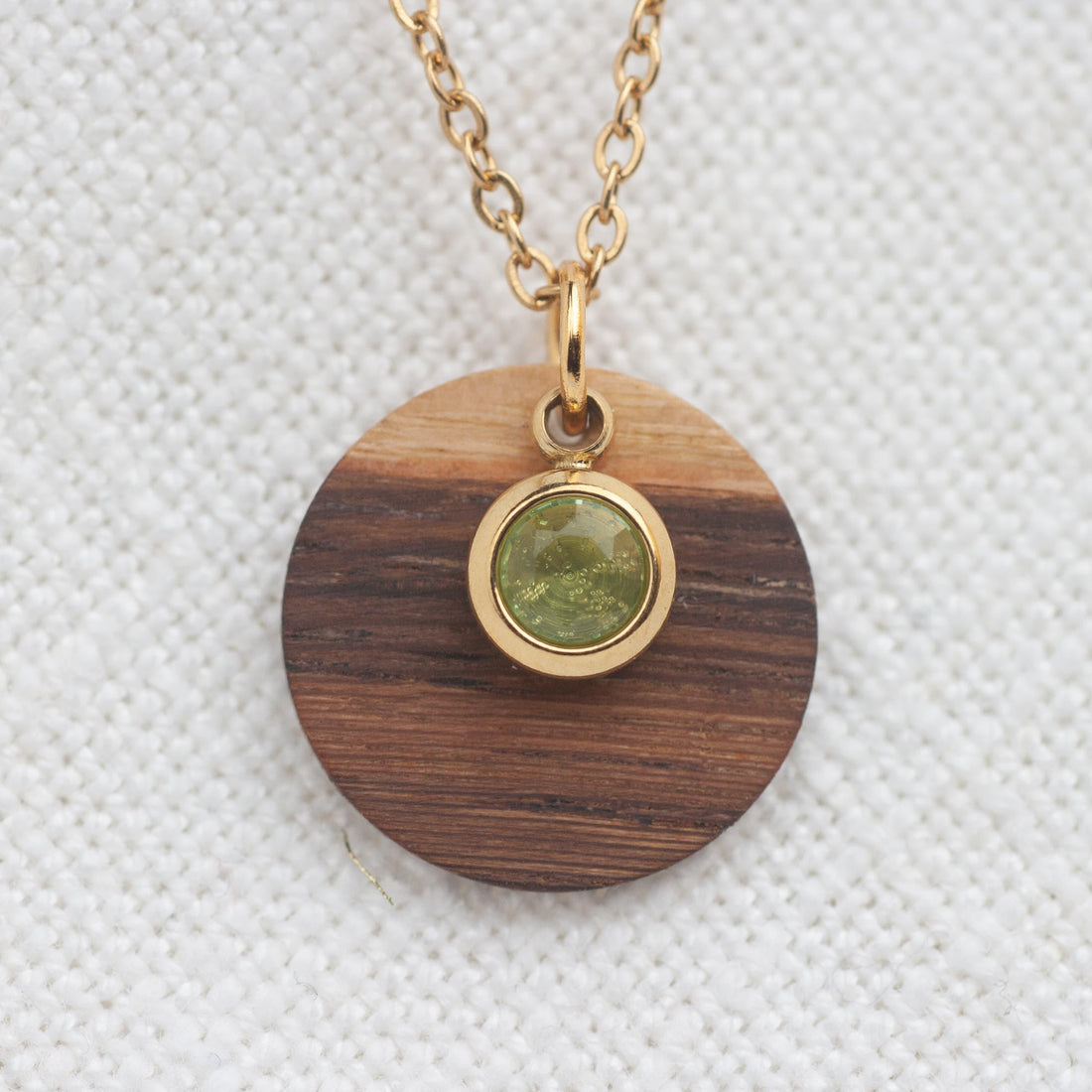 Halskette Geburtsstein „August“ | Zirkonia Peridot - Holzschmuck Astwerk